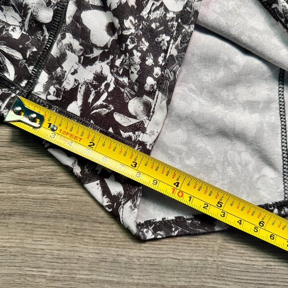 Lululemon Women's Speed Short 4-way Stretch 2.5" - Black/White Floral - Picture 10 of 10